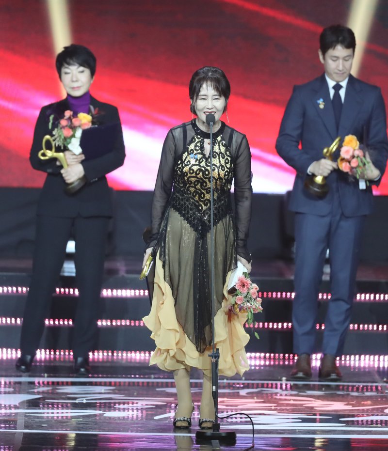 [서울=뉴시스]조수정 기자 = 2018 대한민국 대중문화예술상 시상식이 열린 24일 오후 서울 송파구 방이동 올림픽공원 올림픽홀에서 국무총리 표창을 수장한 성우 강희선이 소감을 밝히고 있다. 2018.10.24. chocrystal@newsis.com