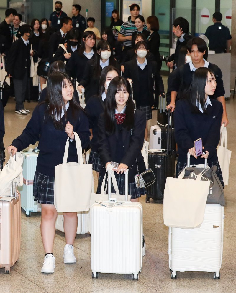 [인천공항=뉴시스] 황준선 기자 = 일본 가가와현 사카이데 제일고등학교 수학여행 학생들이 9일 에어서울의 인천~다카마쓰 노선을 이용해 인천국제공항으로 입국하고 있다. 2023.10.09. hwang@newsis.com