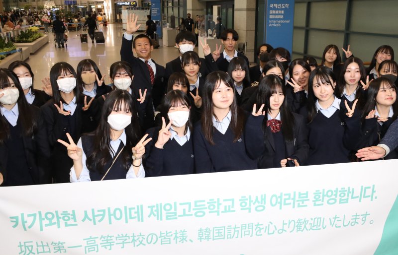 [인천공항=뉴시스] 황준선 기자 = 일본 가가와현 사카이데 제일고등학교 수학여행 학생들이 9일 에어서울의 인천~다카마쓰 노선을 이용해 인천국제공항으로 입국하며 기념촬영을 하고 있다. 2023.10.09. hwang@newsis.com