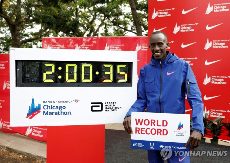 키프텀, 2시간00분35초 마라톤 세계 신기록 Kenya's Kelvin Kiptum poses next to the clock marking his time after winning the 2023 Bank of America Chicago Marathon in Chicago, Illinois, in a world record time of two hours and 35 seconds on October 8, 2023. (Photo by KAMIL KRZACZYNSKI / AFP)