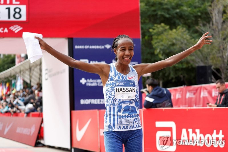 트랙 스타 하산, 도로도 점령 Sifan Hassan of the Netherlands celebrates winning the 2023 Bank of America Chicago Marathon in Chicago, Illinois, on October 8, 2023. (Photo by KAMIL KRZACZYNSKI / AFP)