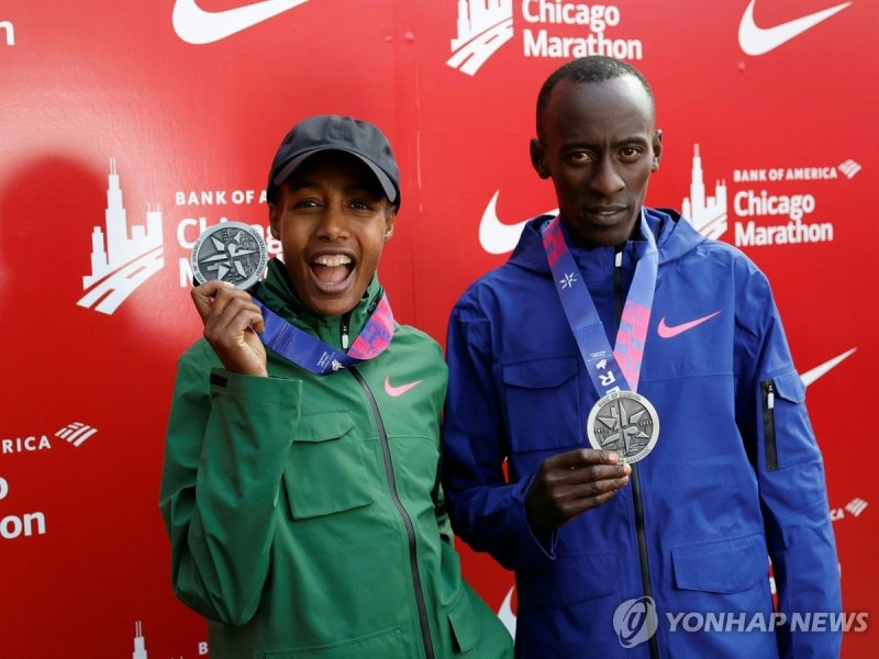 2023년 시카고 마라톤 챔피언 하산과 키프텀 Dutch star Sifan Hassan and Kenya's Kelvin Kiptum pose after winning the 2023 Bank of America Chicago Marathon in Chicago, Illinois, on October 8, 2023. Kiptum won in a world record time of two hours and 35 seconds while Hassan won the Chicago Marathon women's title on Sund