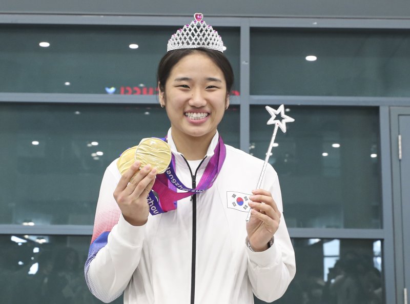 [인천공항=뉴시스] 김근수 기자 = 2022 항저우 아시안게임 대한민국 배드민턴 대표팀 안세영 선수가 8일 인천국제공항 제1여객터미널 입국장 앞에서 성지현 국가대표팀 코치에게 왕관을 받고 기념촬영을 하고 있다. 2023.10.08. ks@newsis.com /사진=뉴시스