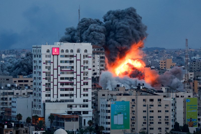 이스라엘의 반격으로 포연과 화염에 휩싸인 팔레스타인 가지 지구 전경. ⓒ 로이터=뉴스1 ⓒ News1 박형기 기자