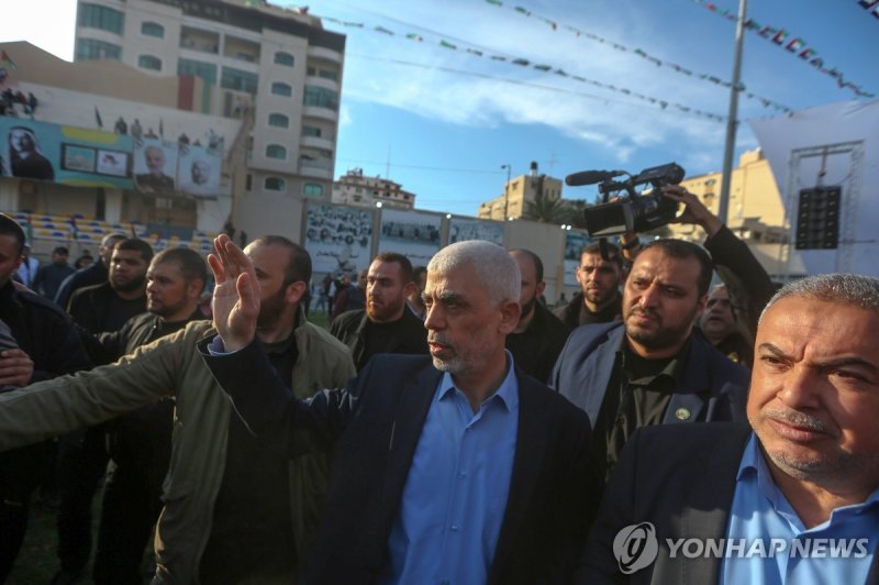 이스라엘 가자지구 지도자인 야히야 신와르(가운데) epa10573183 Senior Hamas leader in Gaza Strip, Yahya Al-Sinwar (C) attends a Hamas rally marking Al-Quds Day, or 'Jerusalem Day', in Gaza City on, 14 April 2023. Al-Quds Day was started in 1979 by the late Ayatollah Khomeini, founder of the Islamic Iranian republic, who c