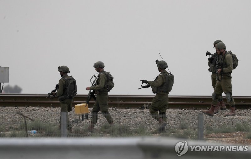 가자지구 분리장벽 인근을 수색하는 이스라엘 군인들 epa10908756 Israeli soldiers patrol the area next to the border with Gaza, near Sderot, southern Israel, 09 October 2023. The Israeli army announced on 09 October, it carried out over 500 strikes on targets across the Gaza Strip overnight. Palestinian officials said almos