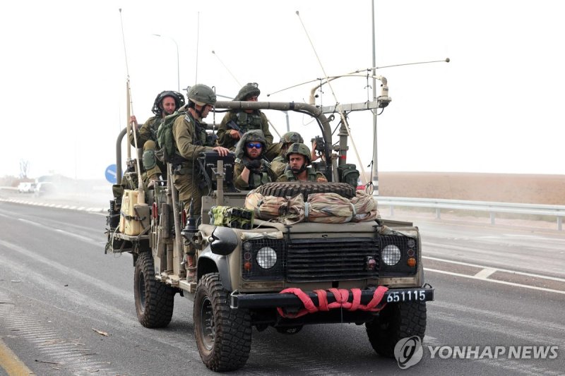 가자지구 인근 도로를 순찰하는 이스라엘 병사들 Israeli soldiers patrol a road close to the border with Gaza on October 8, 2023. Israel, reeling from the deadliest attack on its territory in half a century, formally declared war on Hamas on October 8, as the conflict's death toll surged to 1,000 after the Palestinian mil