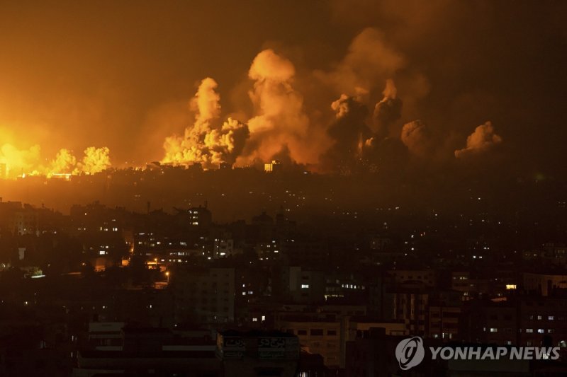 이스라엘의 공습으로 화염과 연기가 피어오르는 가자시티. Fire and smoke rise following an Israeli airstrike, in Gaza City, Sunday, Oct. 8, 2023. The militant Hamas rulers of the Gaza Strip carried out an unprecedented, multi-front attack on Israel at daybreak Saturday, firing thousands of rockets as dozens of Hamas fighters 