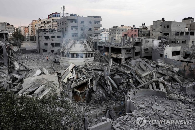 이스라엘의 공습으로 폐허가 된 팔레스타인 가자지구의 아흐메드 야신 모스크. Palestinians inspect the destruction around Ahmed Yassin mosque, which was levelled by Israeli airstrikes, in Gaza City early on October 9, 2023. Israel relentlessly pounded the Gaza Strip early October 9, as fighting raged with Hamas around the Gaza Strip a