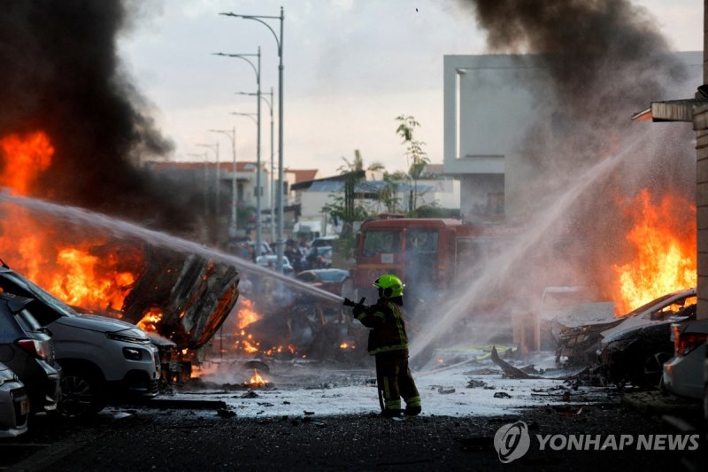 하마스의 공격으로 발생한 화재를 진압하는 이스라엘 소방관 October 7, 2023. REUTERS/Amir Cohen/File Photo
