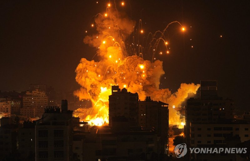 가자지구 폭격 A missile explodes in Gaza City during an Israeli air strike on October 8, 2023. srael, reeling from the deadliest attack on its territory in half a century, formally declared war on Hamas Sunday as the conflict's death toll surged close to 1,000 after the Palestinian militant group launched