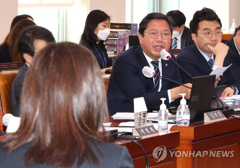 질의하는 김승원 의원 질의하는 김승원 의원 (서울=연합뉴스) 백승렬 기자 = 더불어민주당 김승원 의원이 29일 국회에서 열린 정정미 헌법재판관 후보자에 대한 인사청문회에서 질의하고 있다. 2023.3.29 srbaek@yna.co.kr (끝)