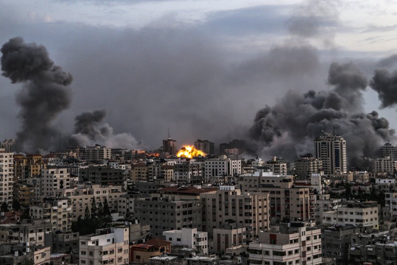 9일(현지시간) 팔레스타인 가자지구에서 이스라엘 공군의 공습으로 연기가 피어오르고 있다.<div id='ad_body3' class='mbad_bottom' ></div>EPA연합뉴스