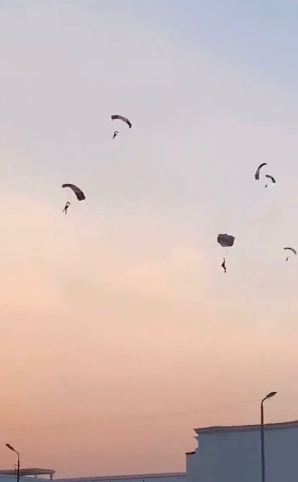 지난 7일(현지시간) 총을 든 팔레스타인 무장괴한들이 패러글라이딩을 타고 낙하하는 모습.(X 갈무리).