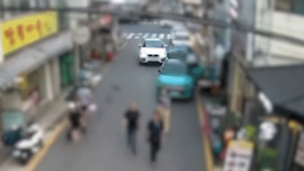 경기 안양의 한 주택가 골목에서 술에 취한 상태로 운전대를 잡은 한 40대 남성이 차량 여러 대와 전봇대 등을 들이받고 있다./ 사진=유튜브 '경찰청',헤럴드경제