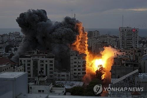 불타는 가자지구 (가자 지구 AP=연합뉴스) 7일(현지시간) 이스라엘의 공습으로 가자 지구 내 팔레스타인 아파트 타워에서 폭발이 일어나 불길과 연기가 피어오르고 있다. 2023.10.08. photo@yna.co.kr