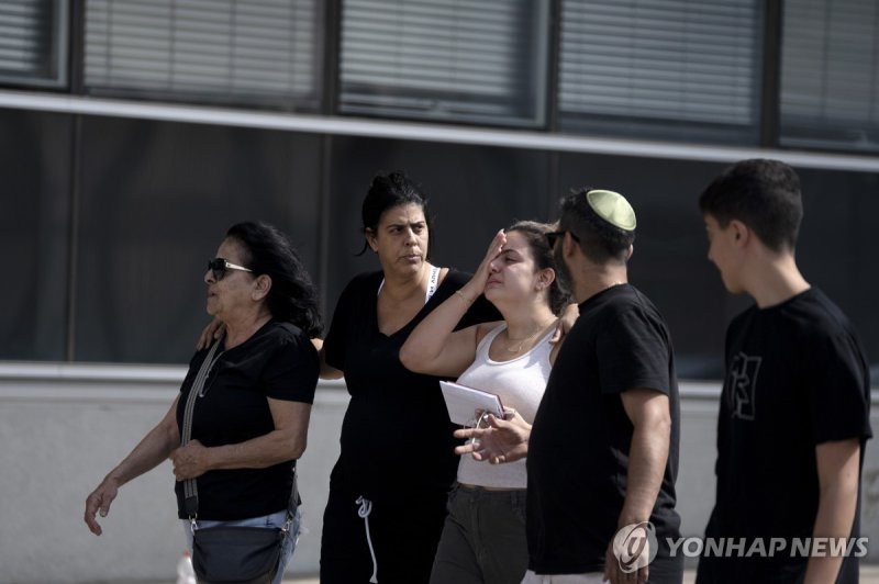 [이·팔 전쟁] "아무도 우리를 도울 수 없었다" 충격·분노에 빠진 이스라엘 An Israeli family arrives to a police station in Lod, Israel, to provide DNA samples to help identify a relative missing since a Hamas militant attack near the Gaza border, Sunday, Oct. 8, 2023. (AP Photo/Maya Alleruzzo)
