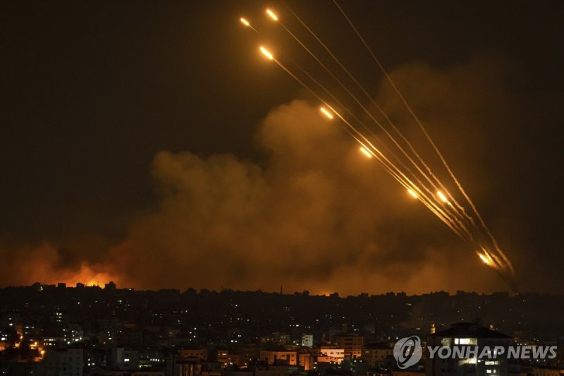 [이·팔 전쟁] 뭉치는 이스라엘 정치권…네타냐후에 기회되나 Rockets are fired toward Israel from the Gaza Strip, Sunday, Oct. 8, 2023. The militant Hamas rulers of the Gaza Strip carried out an unprecedented, multi-front attack on Israel at daybreak Saturday, firing thousands of rockets as dozens of Hamas fighters infiltrated