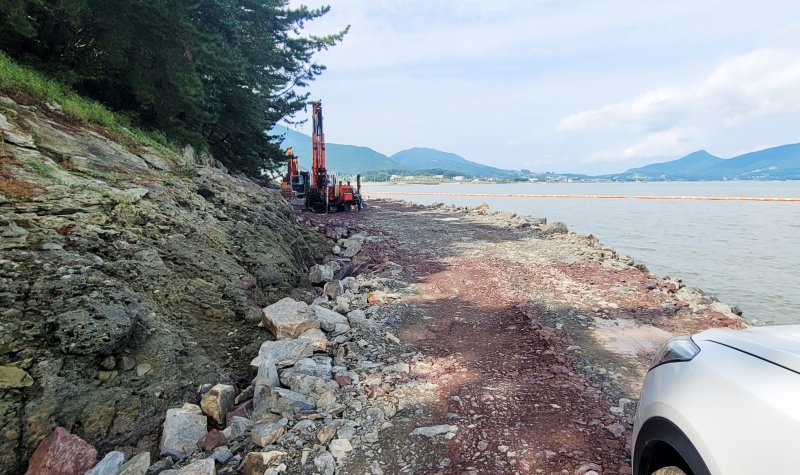 [남해=뉴시스] 차용현 기자 = 10일 경남 남해군이 남해읍 선소마을 해안가에 데크로드를 조성하기 위해 바다를 가로막아 가도를 만들고 있다. 2023.10.10.con@newsis.com