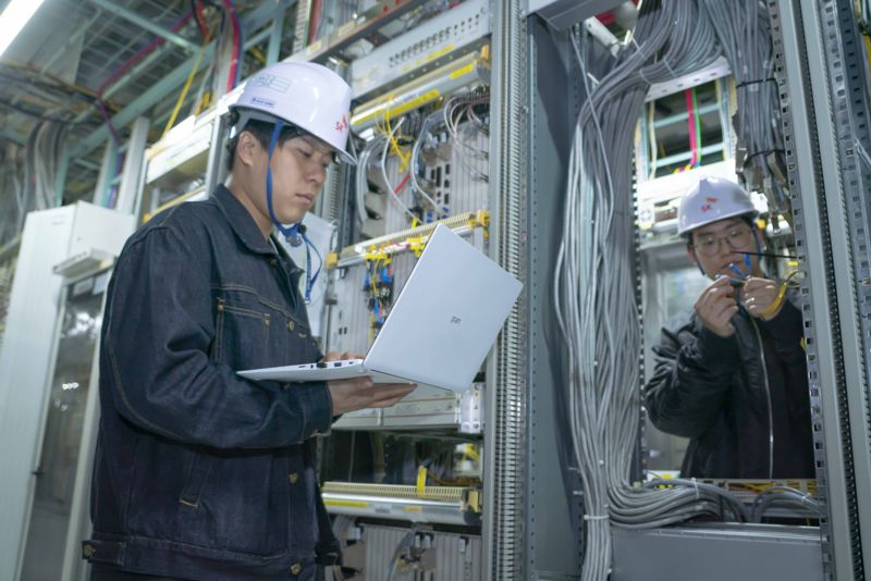 SKT 직원들이 5G 백본에 도입된 400Gbps 급 유선망을 정비하고 있다. SKT 제공