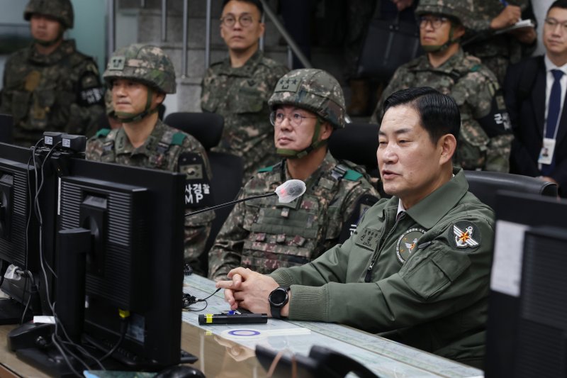 신원식 국방부 장관(오른쪽)이 9일 대비태세 현장지도를 위해 육군 1사단 도라OP를 찾았다. (국방부 제공) 2023.10.9/뉴스1 /사진=뉴스1