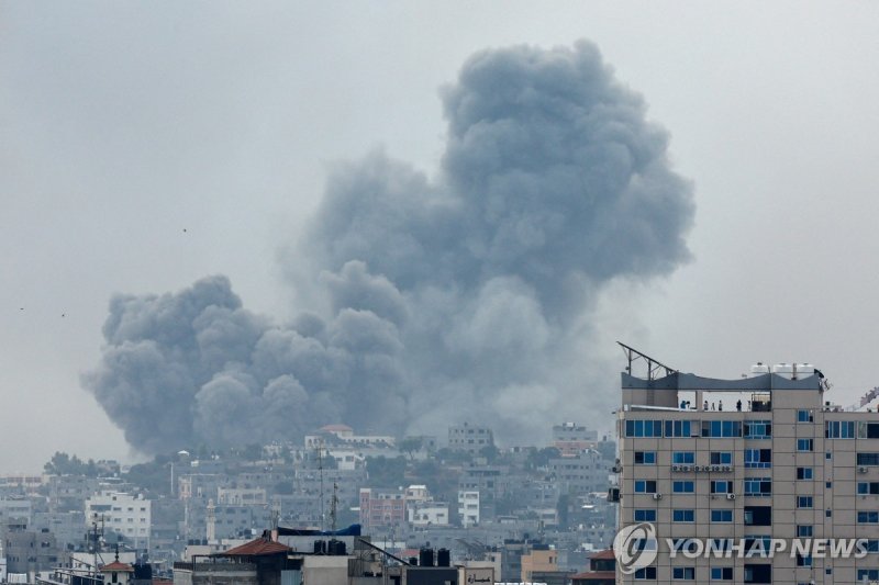 가자지구에서 피어오르는 연기 Smoke rises following Israeli strikes in Gaza, October 9, 2023. REUTERS/Mohammed Salem