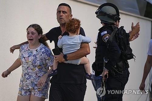 하마스의 로켓 공격에 대피하는 이스라엘 주민들 [AP 연합뉴스자료사진. 재판매 및 DB 금지]