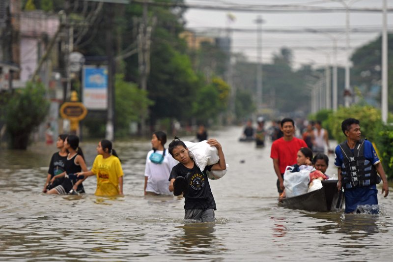 홍수 피해 대피하는 미얀마 주민들 (바고[미얀마] AFP=연합뉴스) 9일(현지시간) 홍수가 발생한 미얀마 남부 바고에서 주민들이 침수된 거리를 걸어가며 대피하고 있다. 지난 7∼8일 바고 지역에서는 하루 동안 약 200㎜의 비가 내려 1만명이 넘는 이재민이 발생했다. 2023.10.10 ddy04002@yna.co.kr (끝)