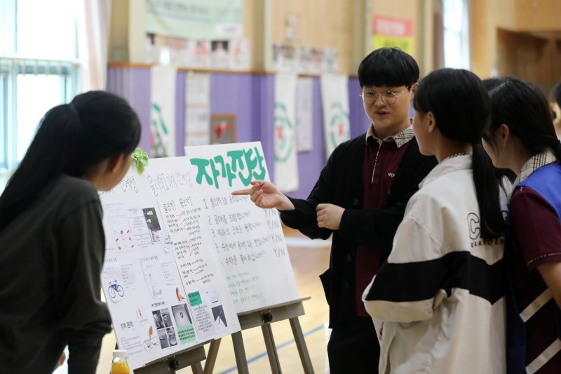 고교학점제 선도학교인 서울 관악구 구암고등학교에서 열린 '교육과정 박람회'에서 학생들이 선배들에게 선택과목 탐색 상담을 받고 있다. /뉴스1 ⓒ News1 이승배 기자