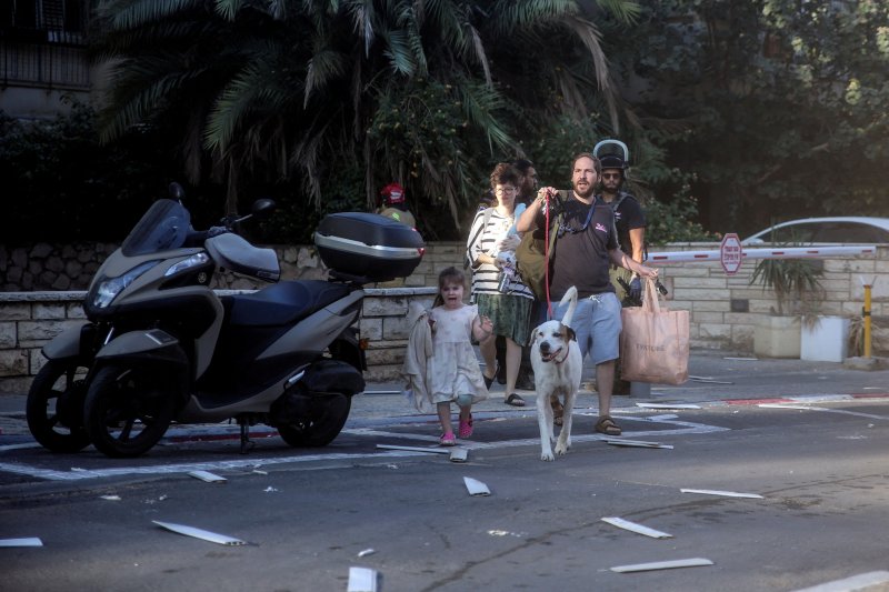 7일(현지시간) 이스라엘 텔아비브에서 한 가족이 팔레스타인 무장 정파 하마스의 공격을 피해 대피하고 있다. 2023.10.07/ ⓒ 로이터=뉴스1 ⓒ News1 권진영 기자