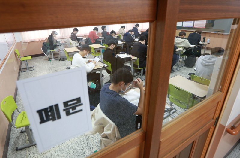 2023학년도 대학수학능력시험일인 17일 오전 대구 수성구 덕원고등학교에서 수험생들이 시험을 준비하고 있다. 2022.11.17/뉴스1 ⓒ News1 공정식 기자