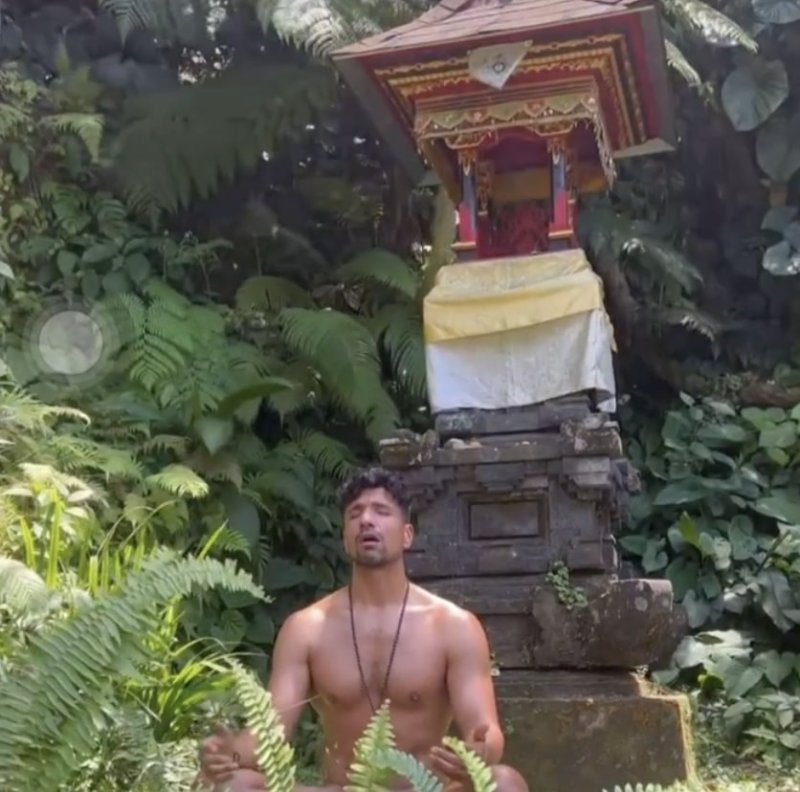 [서울=뉴시스] 인도네시아 휴양지 발리의 한 사원에서 알몸으로 명상을 하고 있는 한 남성의 영상이 소셜미디어에 올라와 당국이 수사에 나섰다고 미국 뉴욕포스트 등 외신이 9일(현지시간) 전했다. 사진은 인스타그램에 올라온 나체로 명상을 하고 있는 외국인 남성의 모습. (사진=인스타그램) 2023.10.10. *재판매 및 DB 금지