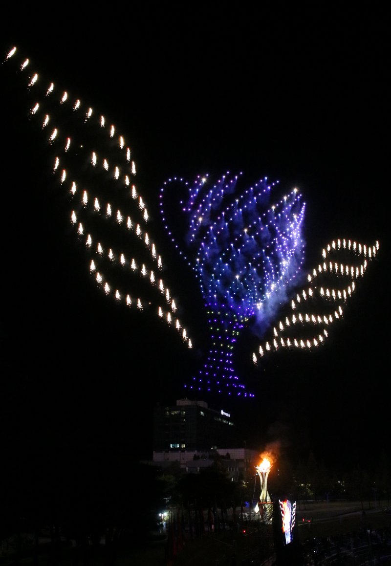 [남원=뉴시스] 김종효 기자 = 6일 개막한 '2023 남원 세계드론제전' 개회식, 성화점화와 동시에 700대의 드론들이 ‘FAI 국제 드론레이싱 챔피언십’의 트로피를 그려내고 있다. 2023.10.06. kjh6685@newsis.com