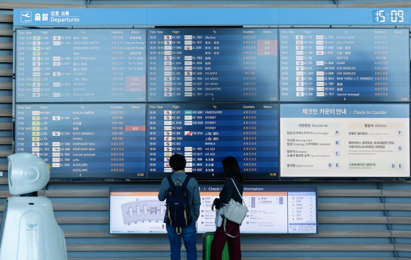 9일 오후 인천국제공항 2터미널에서 승객들이 항공편명을 살피고 있다. 2023.10.9/뉴스1 ⓒ News1