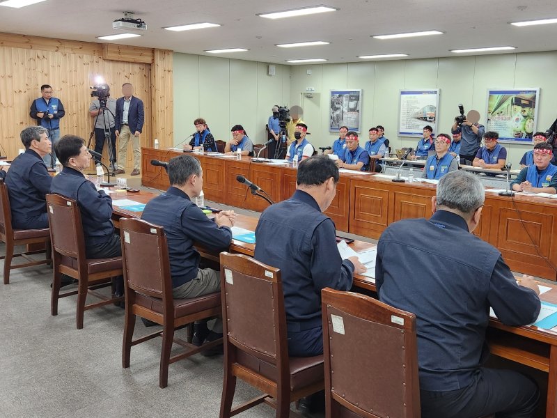 [부산=뉴시스] 권태완 기자 = 10일 오후 부산 금정구 노포차량사업소에서 부산지하철 노사 대표들이 최종 교섭을 벌이고 있다. 노조는 이날 최종 교섭이 결렬되면 오는 11일 오전 5시부터 총파업에 돌입할 계획이다. (사진=부산교통공사 제공) 2023.10.10. photo@newsis.com *재판매 및 DB 금지