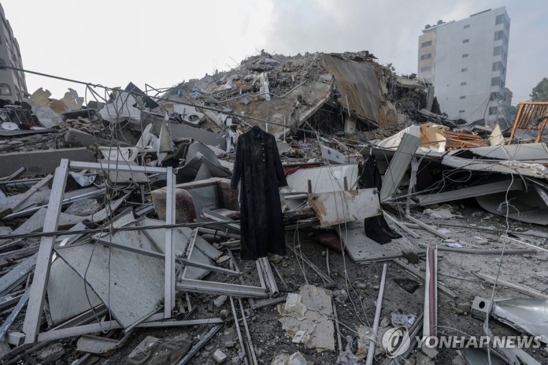 이스라엘군의 보복공격으로 파괴된 가자지구 팔레스타인 건물 epa10907060 Rubble at the site of Al-Watan Tower in Gaza City, 08 October 2023, after it was destroyed in Israeli air strikes. The air strikes, in retaliation for the 07 October Hamas rocket attacks on Israel, caused the 14-storey building to collapse. Israeli air str