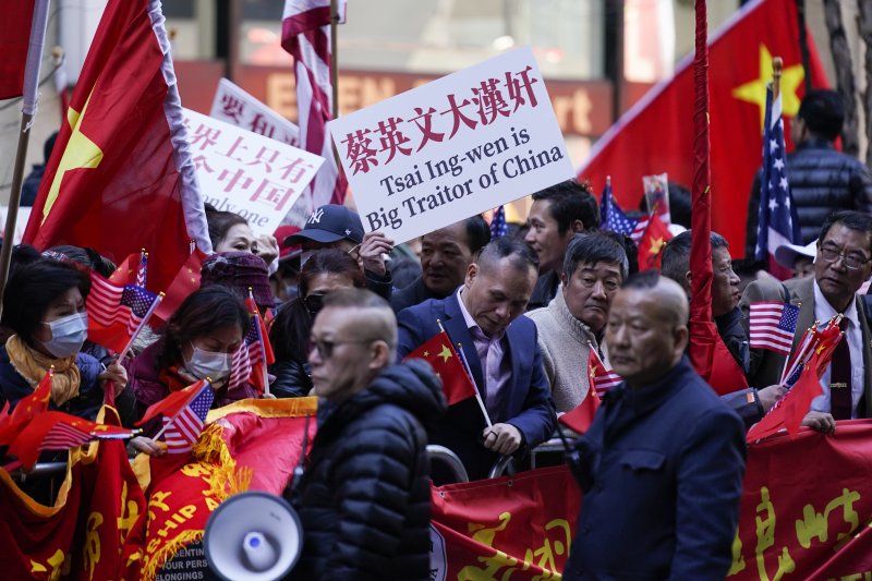 차이잉원(蔡英文) 대만 총통의 뉴욕 도착에 앞서 친중국 시위대가 지난 3월 뉴욕의 한 호텔 앞에서 시위를 벌이는 모습. 뉴시스