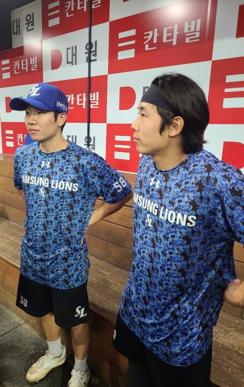 [서울=뉴시스] 삼성 라이온즈 김지찬(왼쪽)과 김성윤은 10일 고척 스카이돔에서 열린 키움 히어로즈와의 원정경기를 앞두고 아시안게임에서 금메달을 획득한 소감을 밝혔다.