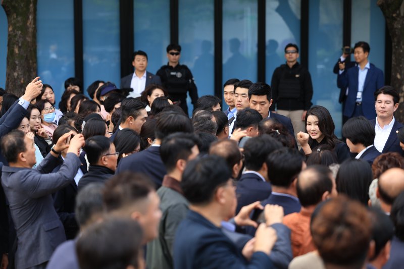 윤석열 대통령 부인 김건희 여사가 10일 광주 북구 광주비엔날레 전시관에서 열리고 있는 제10회 광주디자인비엔날레를 찾아 광주 시민들과 인사하고 있다. [대통령실 제공] 연합뉴스