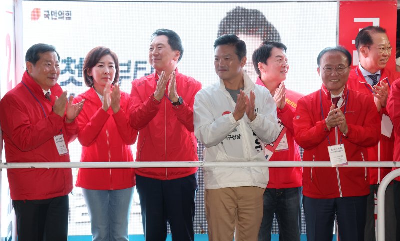 국민의힘 김기현 대표와 김태우 후보가 강서구청장 보궐선거를 하루 앞둔 10일 오후 서울 강서구 발산역에서 지도부 및 선대위원들과 유세 중 박수를 치고 있다. 왼쪽부터 이철규 사무총장, 나경원 선대위 상임고문, 김 대표, 김 후보, 안철수 의원, 윤재옥 원내대표, 권영세 의원. 2023.10.10/뉴스1 ⓒ News1 황기선 기자