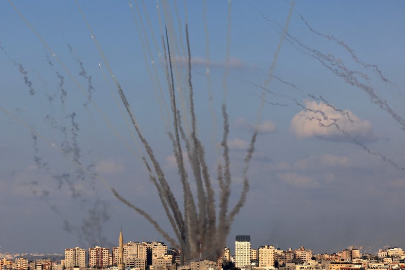 지난 10월 10일(현지시간) 팔레스타인 가자지구에서 이스라엘 남부를 향해 로켓이 발사되고 있다.<div id='ad_body2' class='ad_center'></div>AFP연합뉴스