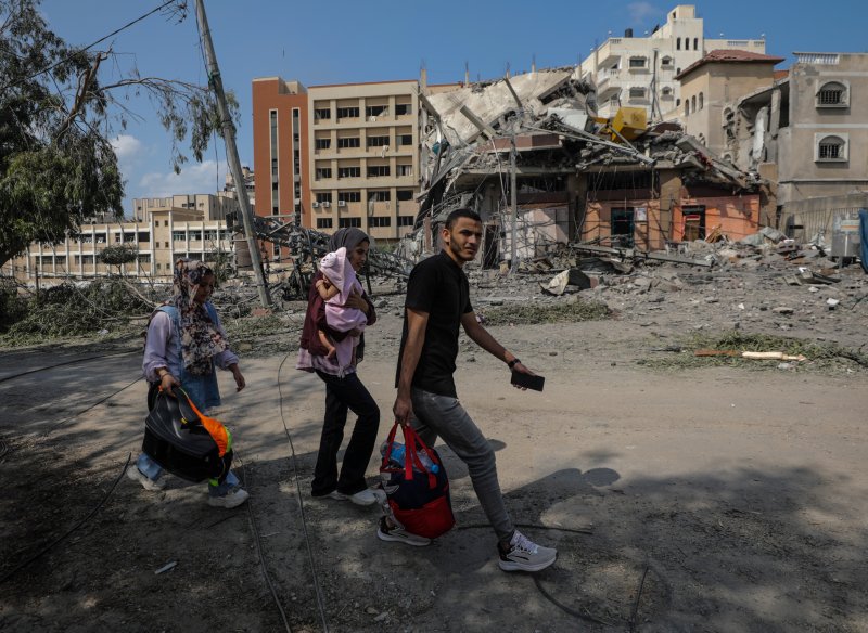 이스라엘과 팔레스타인 전쟁 사망자 수가 10일(현지시간) 1830명을 넘어섰다. 이날 이스라엘군의 공습으로 집을 잃은 팔레스타인 가자지구 주민들이 피난하고 있다. EPA연합