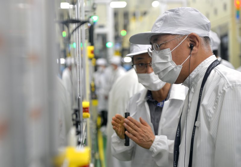 정의선 현대자동차그룹 회장이 7일(현지시간) 현대차그룹과 LG에너지솔루션이 합작해 설립한 인도네시아 배터리셀 공장 ‘HLI그린파워(Hyundai LG Indonesia Green Power)’를 방문, 조립공정을 점검하고 있다. (현대자동차그룹 제공) 2023.9.8/뉴스1