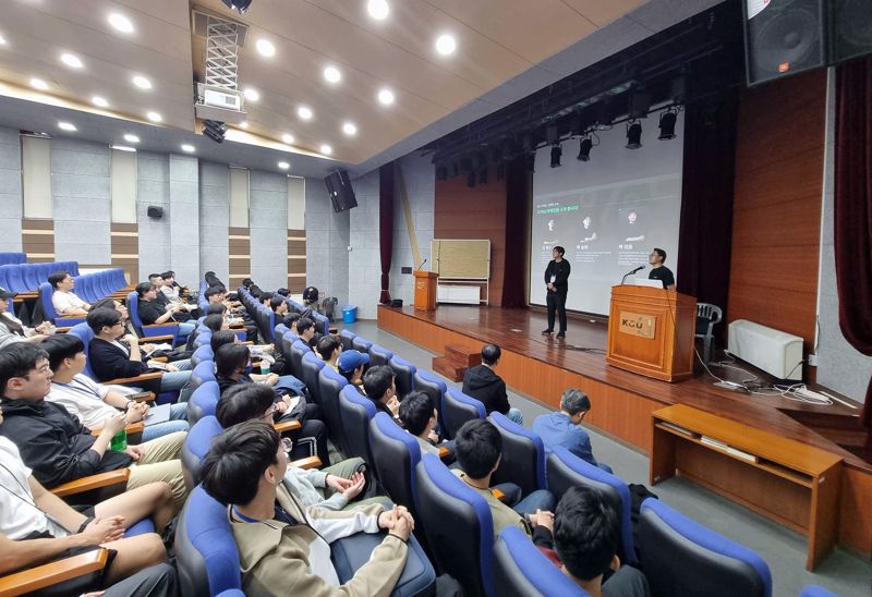 지난 10일 경기대학교 수원캠퍼스에서 크래프톤 인재 양성 프로그램 크래프톤 정글 3기에 참여한 교육생들이 프로그램에 대한 설명을 듣고 있다. 크래프톤 제공