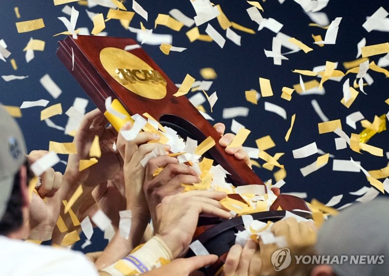전미대학스포츠협회(NCAA) 월드시리즈 트로피 OMAHA, NEBRASKA - JUNE 26: The NCAA World Series Championship trophy is hoisted up by the LSU Tigers after winning the NCAA College World Series baseball finals against the Florida Gators at Charles Schwab Field on June 26, 2023 in Omaha, Nebraska. Jay Biggerstaff/Getty Ima