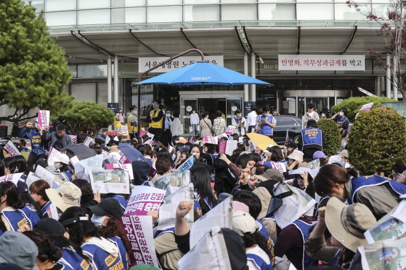 민주노동조합총연맹 공공운수노조 의료연대본부 서울대병원(서울대병원, 보라매병원) 노동조합 총파업 첫 날인 11일 오전 서울시 종로구 서울대학교 병원 앞에서 조합원들이 총파업 선언 출정식을 하고 있다. 출처=뉴시스