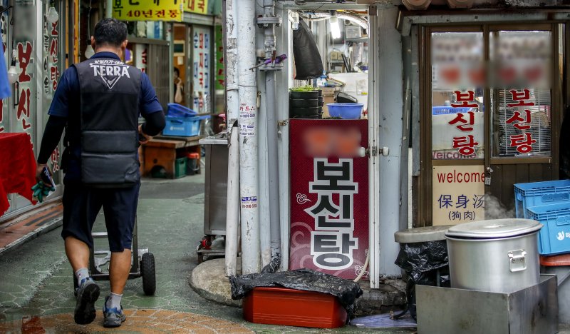 [서울=뉴시스] 정병혁 기자 = 서울시내 보신탕 가게. 2023.07.11. jhope@newsis.com /사진=뉴시스