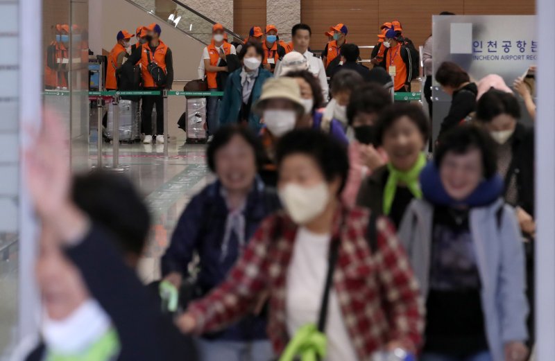 [인천공항=뉴시스] 조성우 기자 = 팔레스타인 무장 정파 하마스와 이스라엘 간 무력 충돌이 진행 중인 가운데 이스라엘 현지에 머물던 성지순례객 등 한국인 단기 체류자들이 11일 오전 인천국제공항 제2여객터미널을 통해 귀국하고 있다. 2023.10.11. xconfind@newsis.com