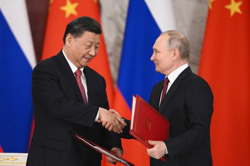 2023년 3월 21일(현지시간) 모스크바 크렘린궁에서 블라디미르 푸틴 러시아 대통령과 시진핑 중국 국가주석이 공동성명에 서명한 이후 악수하는 모습. AP 뉴시스
