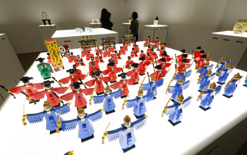 [서울=뉴시스] 황준선 기자 = 11일 오후 서울 중구 모리함 전시관에서 열린 '콜린진의 역사적인 레고' 전시회에 종묘제례악을 레고로 형상화한 작품이 전시돼 있다. 2023.10.11. hwang@newsis.com